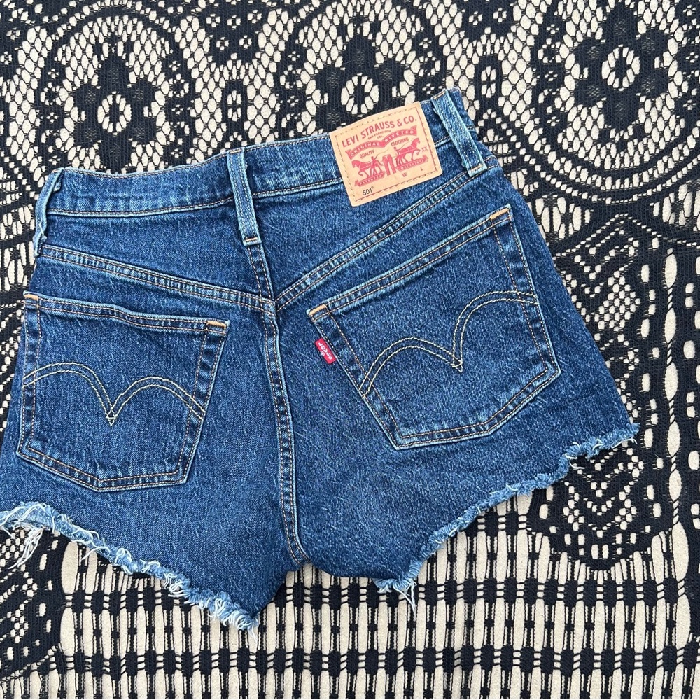 NWOT Levi’s 501 HighRise Button Fly Cutoff Denim Shorts Dark Blue Indigo Wash 25 - Picture 2 of 11